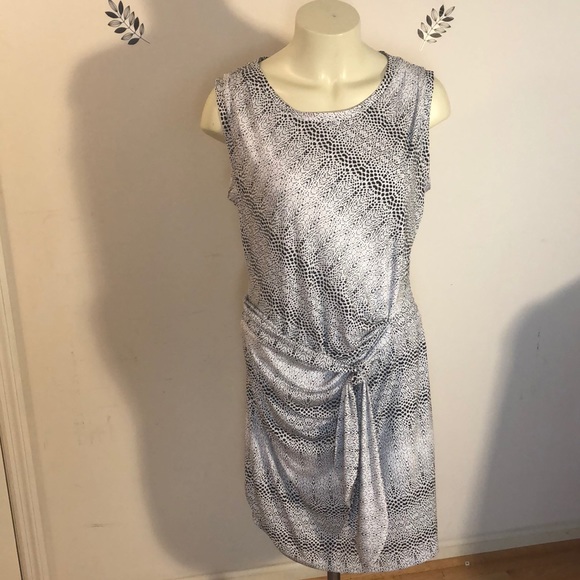 Guess Dresses & Skirts - Guess Sleeveless Black and White Dress size 10